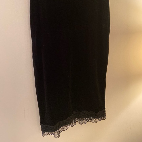 NWT H&M velvet skirt with lace trim and slit - Picture 2 of 5